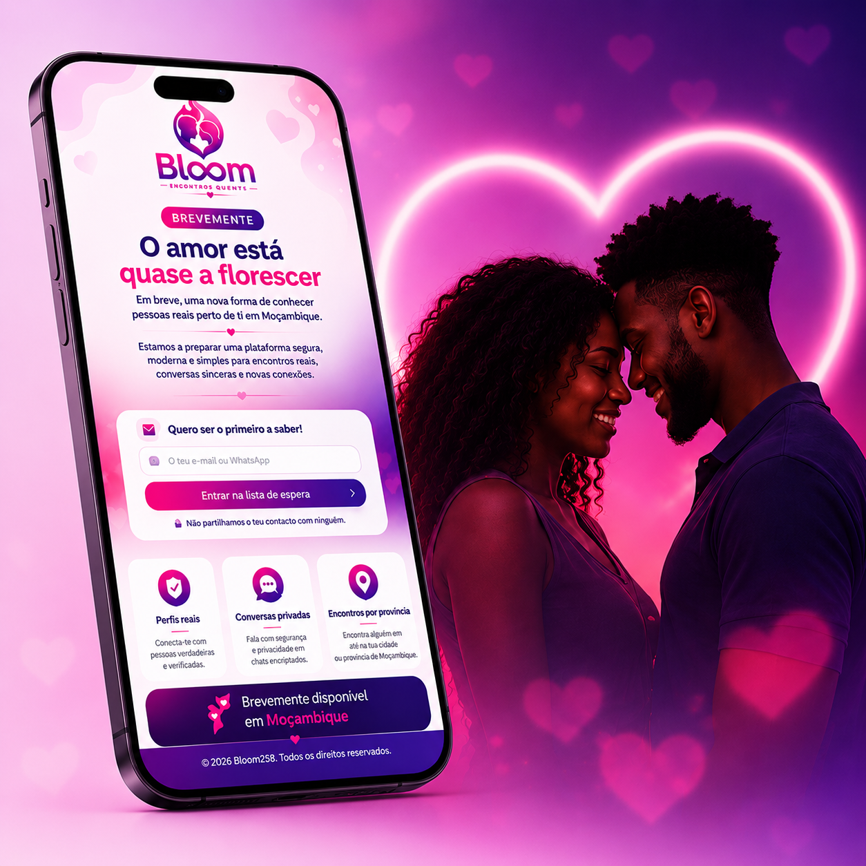Casal sorrindo com um telemóvel a mostrar a página Bloom